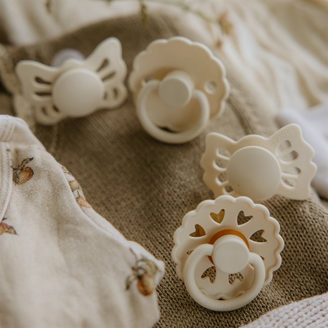 Frigg Babys første smokk Blomsterhjerte - Beige